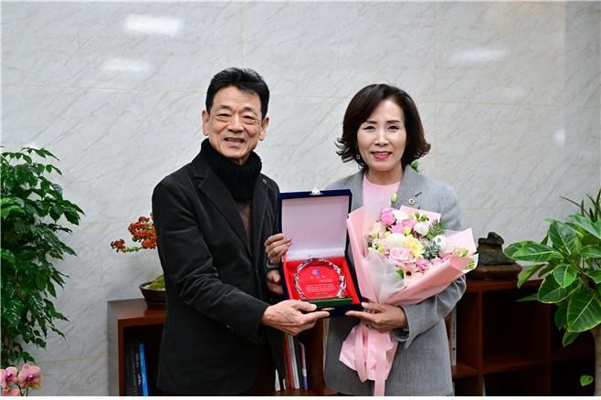 이숙자 서울시의회 운영위원장, 서울시 곤충산업 활성화 기여 공로 감사패 받아