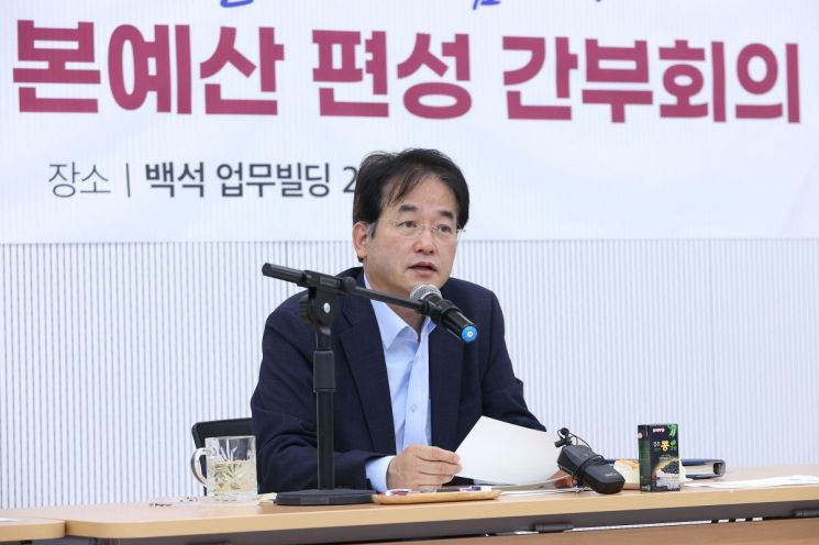 이동환 고양특례시장이 지난 20일 백석 업무빌딩에서 2025 본예산 최종 편성 보고 간부회의를 진행하고 있다. 고양특례시 제공