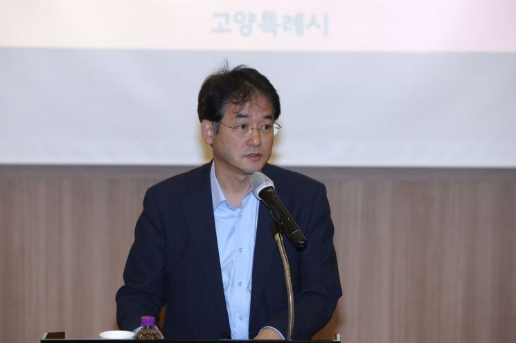 이동환 고양특례시장이 지난 20일 중부대학교 세종관에서 ‘인구변화의 이해와 미래 준비’를 주제로 열린 ‘찾아가는 인구교육’에 참석해 인사말을 하고 있다. 고양특례시 제공