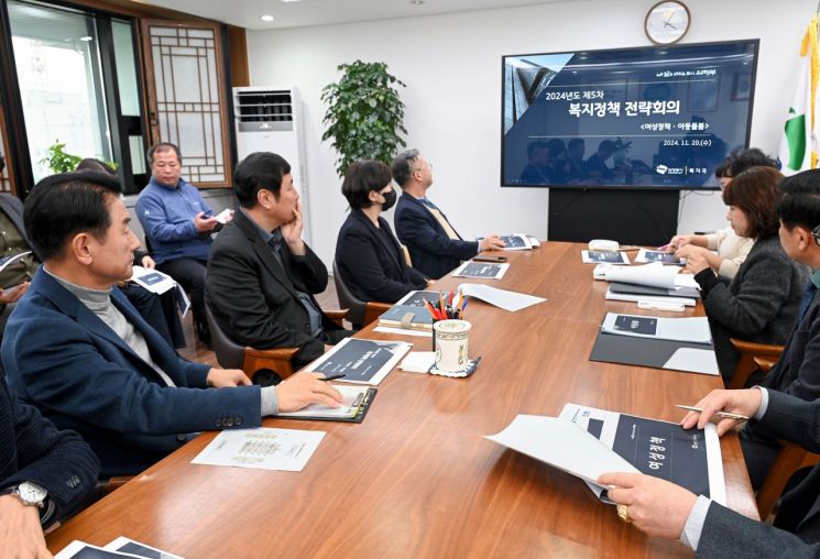 김동근 의정부시장(왼쪽)이 지난 20일 시장실에서 ‘제5차 복지정책 전략회의’를 진행하고 있다. 의정부시 제공