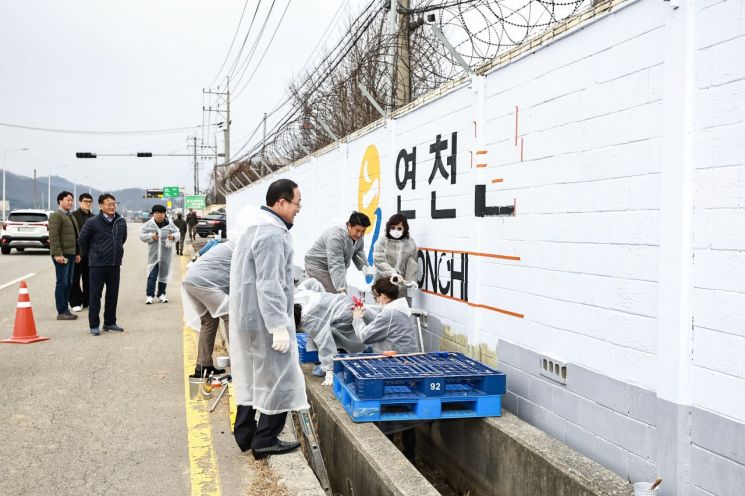 영천군이 21일 전곡읍 주민자치회 특화사업인 ‘민·관·군이 함께 그리는 벽화’ 행사를 은대리 5사단 의무대에서 진행하고 있다. 연천군 제공