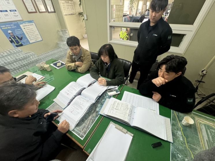 경기도는 지난 19일 화성시 관내 건설현장에서 화성시와 건설기계 임대차 계약의 이행 여부를 확인하기 위한 불시 합동점검을 실시하고 있다. 경기도 제공