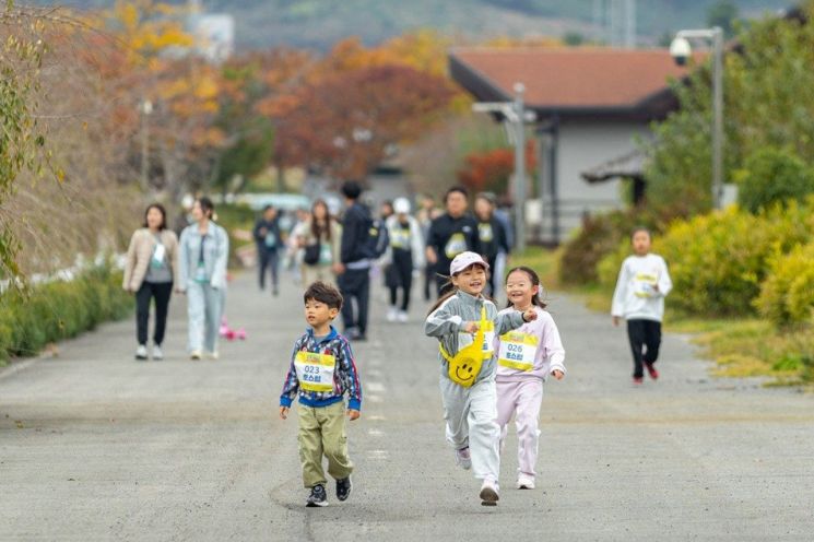 호스아일랜드 걷기대회에 어린이들이 즐겁게 뛰고 있다. 렛츠런파크 부산경남 제공