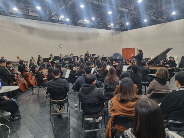 양주시가 지난 20일 양주시립예술단 연습실에서 개최한 ‘양주시립교향악단 마티네 콘서트’를 개최하고 있다. 양주시 제공