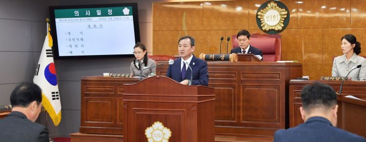 이병노 담양군수가 지난 20일 군의회 시정연설에서 2025년도 예산 편성 내용을 설명한 뒤, 내년도 6가지 군정 방향을 밝히고 있다. 담양군 제공