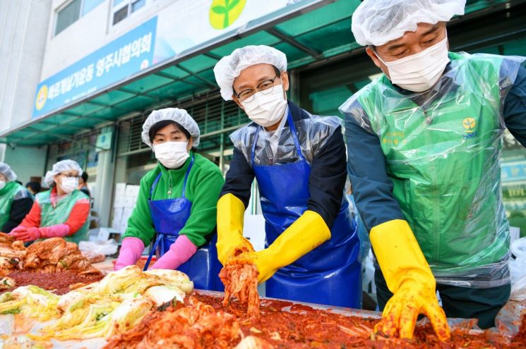 박남서 영주시장(우측 2번째) 등 영주시새마을회 회원들이 김치 담그기에 참여하고 있다. 영주시 제공