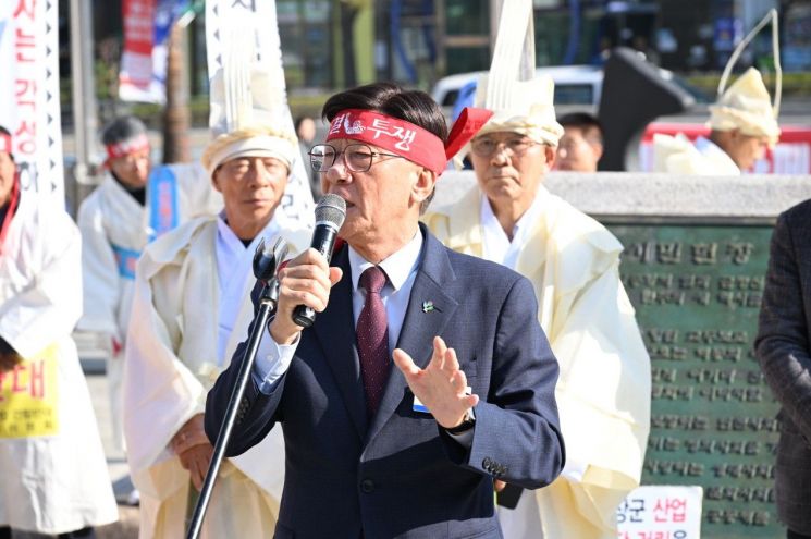 정종복 기장군수가 21일 부산시청에서 주민들과 함께 도시계획조례 개정의 부당함을 호소하고 있다.