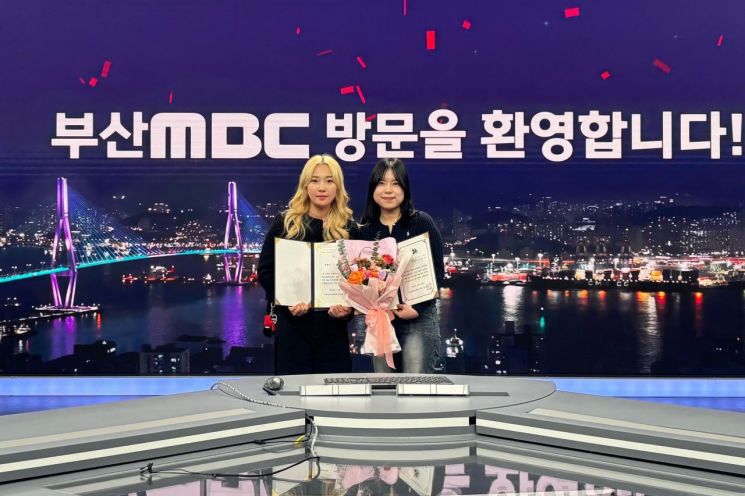 동의대 교육방송국 이수진·최유리 씨가 부산MBC 뉴스 공모전 특별상을 수상하고 기념촬영하고 있다. 동의대 제공