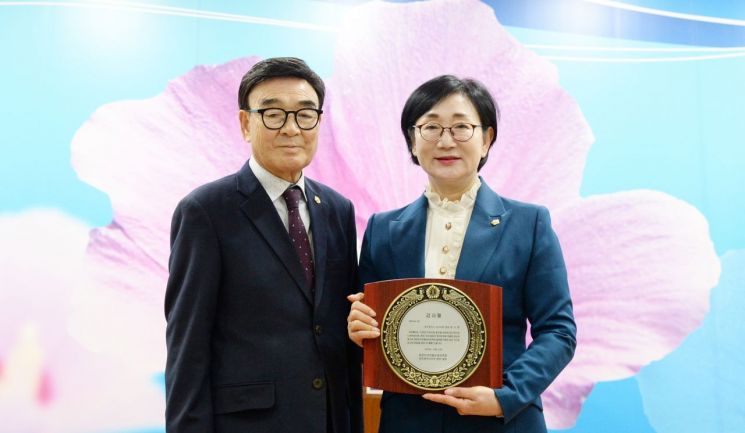 김수영 광주시 서구의회 의원이 21일 대한민국전몰군경유족회로부터 감사패를 받은 뒤 기념포즈를 취하고 있다. 김수영 의원 제공