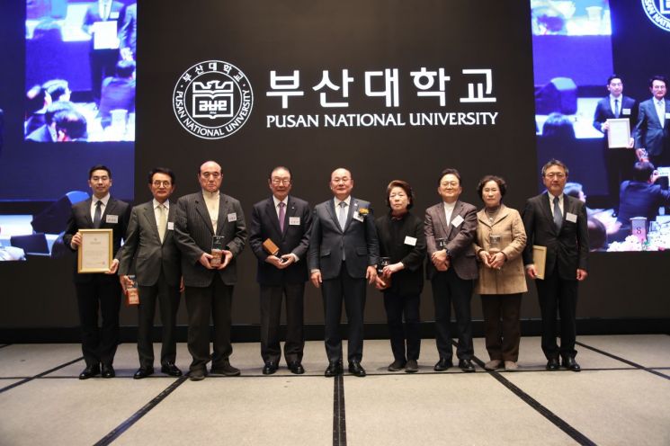 부산대 ‘제2회 재경 부산대인의 밤’ 주요 참석자들이 기념촬영하고 있다. 부산대 제공