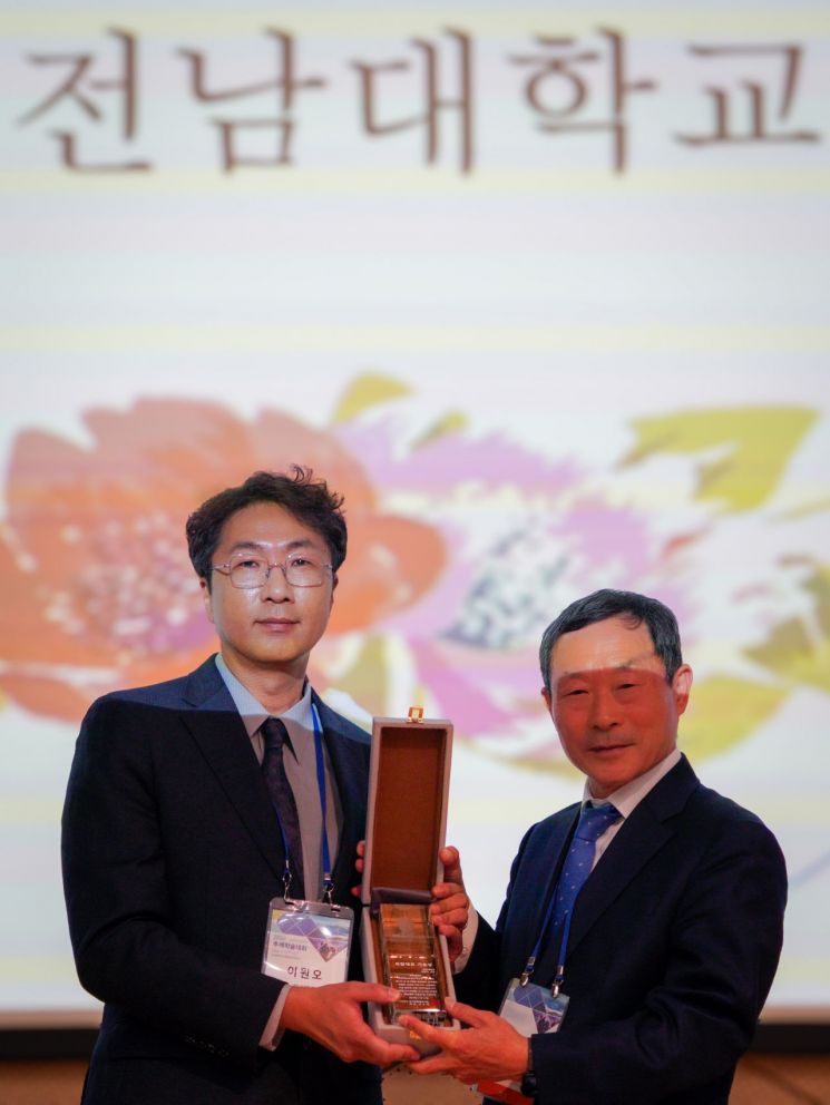 이원오 전남대 교수(사진 왼쪽)가 최근 열린 한국복합재료학회 학술대회 및 정기총회에서 에너지·전기화학 복합재료 산업 발전에 기여한 공로를 인정받아 한국복합재료학회 ‘기술상’을 수상했다. 전남대학교 제공