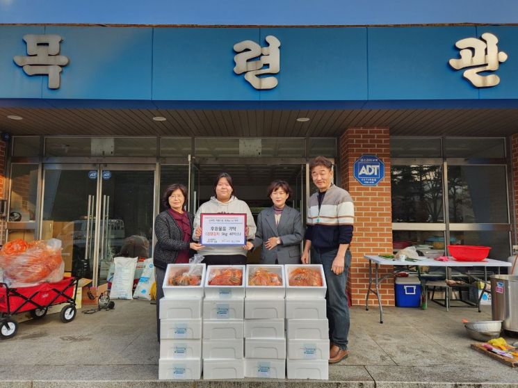 신북면 소재 삼성중학교 학생들이 직접 키운 배추와 채소로 김장 김치를 담가 지난 21일 신북면 취약계층 이웃에게 후원하고 있다. 포천시 제공