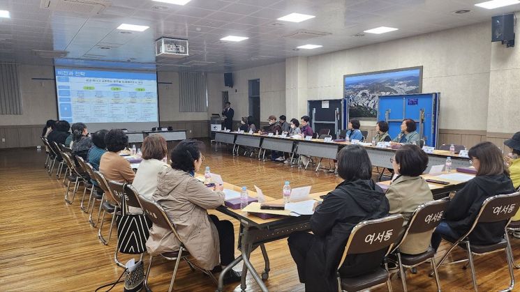 여수시는 민선 8기 역점사업인 ‘여수만 르네상스 중장기 종합발전계획'에 대한 시민들의 참여를 끌어내기 위해 읍·면·동을 순회하며 설명회를 열고 있다.  여수시 제공