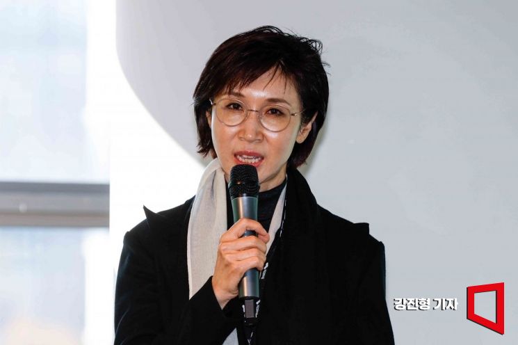 노소영 아트센터 나비 관장이 지난해 11월 22일 서울 종로구 아트코리아랩에서 열린 '아트코리아랩 페스티벌'에서 모더레이터로 참여해 강연을 진행하고 있다.
