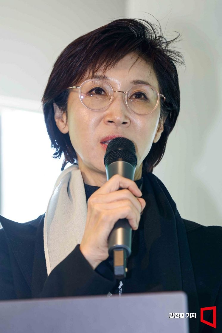 노소영 아트센터 나비 관장이 22일 서울 종로구 아트코리아랩에서 열린 '아트코리아랩 페스티벌'에서 모더레이터로 참여해 강연을 진행하고 있다. 강진형 기자