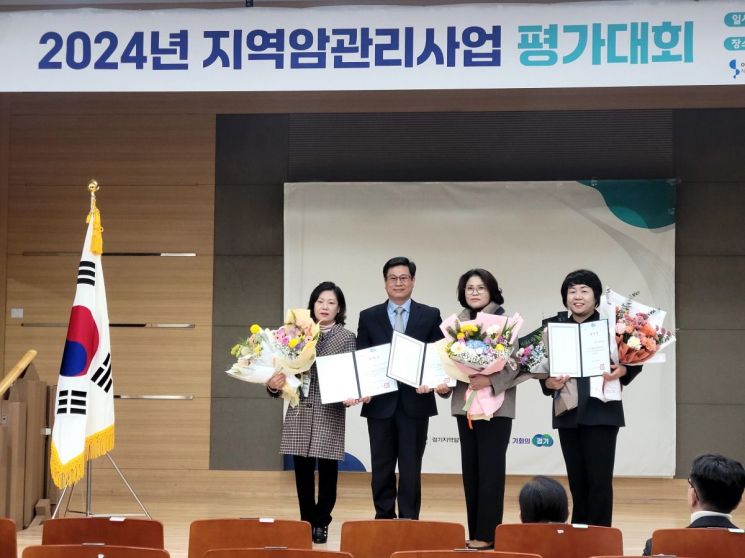 고양특례시 일산서구보건소 직원들이 ‘2024년 지역암관리사업’ 평가대회에서 경기도지사상을 수상한 뒤 기념촬영을 하고 있다. 고양특례시 제공