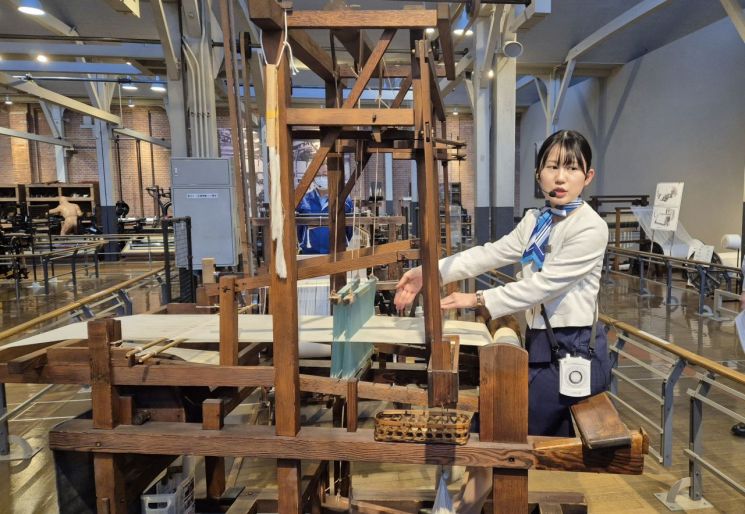 도요타 산업기술 기념관 관계자가 130여년 전 개발한 방직기계를 직접 움직이며 시연하고 있다. 우수연 기자