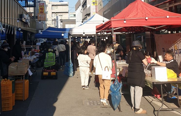 장보고웃장 행사는 지역 특산품을 이용한 먹거리 판매와 청소년 문화공연, 수공예품 전시 등 다양한 코너로 진행됐다. 독자 제공