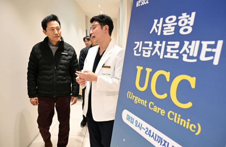 오세훈 서울시장이 24일 밤  서울형 긴급치료센터(UCC)로 지정된 양천구 '더건강한365의원'을 찾았다. 페이스북