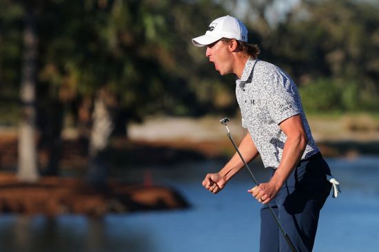 매버릭 맥닐리가 RSM 클래식 4라운드 18번 홀에서 우승 버디를 낚은 뒤 환호하고 있다. 세인트 시먼스 아일랜드(미국)=AFP·연합뉴스