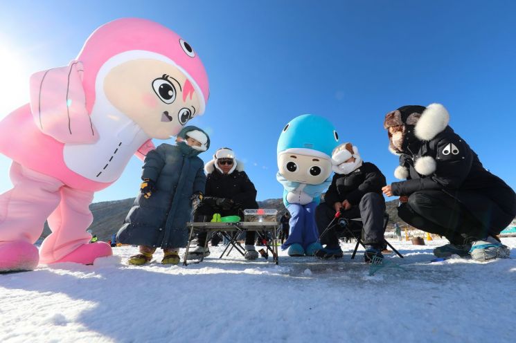 작년에 열렸던 강원도 인제군의 빙어축제 한 장면. 사진=인제군청 제공