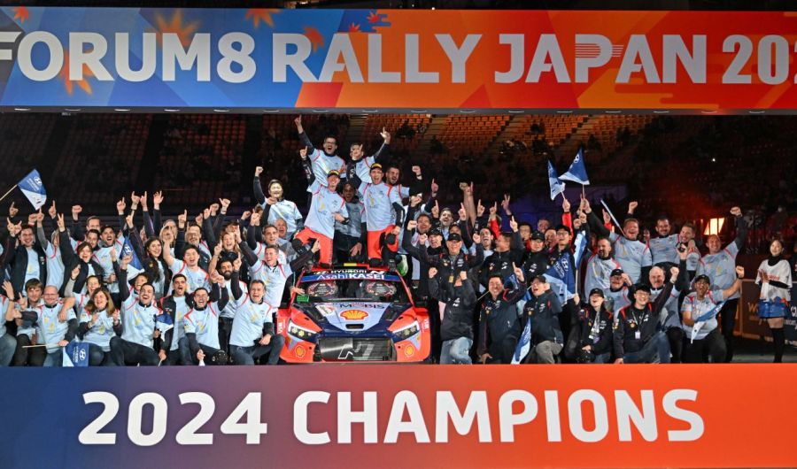 지난 24일 현대자동차는 일본 아이치현과 기후현에서 열린 2024 WRC(World Rally Championship) 마지막 라운드를 끝으로 2024 WRC 시즌 드라이버코드라이버 부문 우승을 달성했다고 밝혔다.    이날 정의선 현대차그룹 회장이 드라이버 우승을 차지한 티에리 누빌(차 위 앞 줄 오른쪽) 선수 및 임직원들과 기념촬영을 하고 있다. 연합뉴스