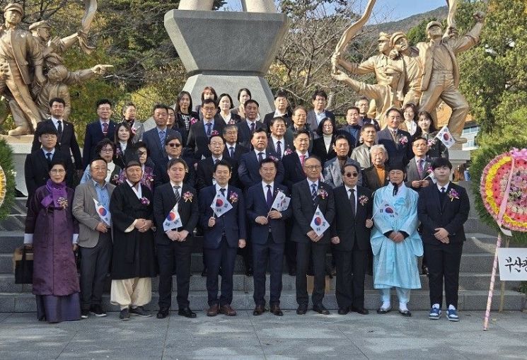 부산보훈청이 부산항일학생의거 84주년 및 9회 부산항일학생의 날 기념식을 개최하고 기념촬영하고 있다.