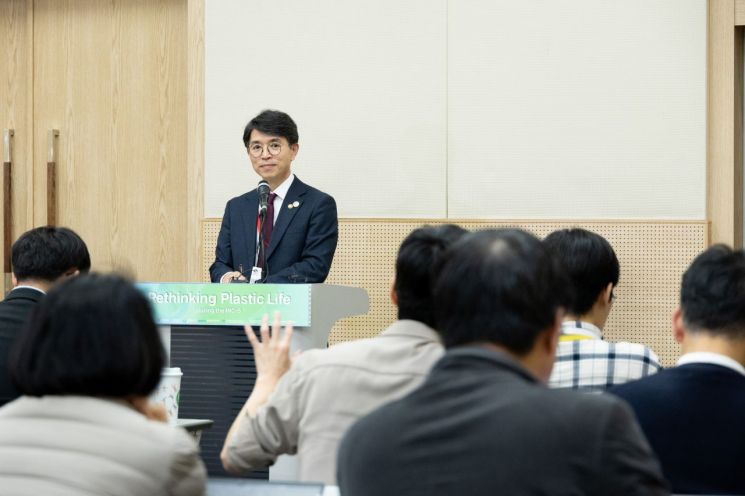 김완섭 환경부 장관이 지난 25일 부산 수영구 벡스코에서 진행 중인 ‘플라스틱 오염 종식을 위한 국제협약 마련 제5차 정부 간 협상위원회’(INC-5)에서 기자회견을 하고 있다. 사진=환경부