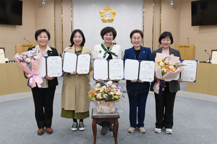 조영임·강한솔·윤혜영·양만주·한윤희 광주 광산구의회 의원(사진 왼쪽부터)이 기념촬영을 하고 있다. 광산구의회 제공