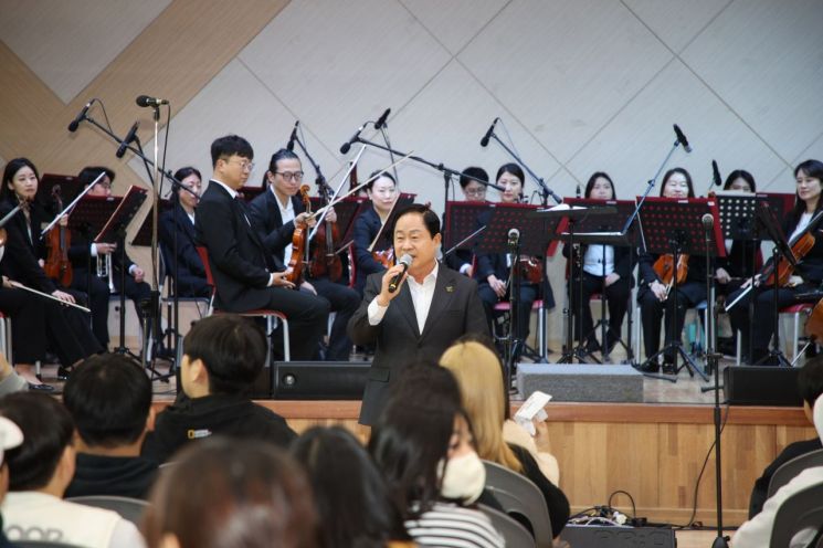 주광덕 남양주시장이 지난 22일 다산한강초등학교에서 ‘학교로 찾아가는 오케스트라’의 시범 공연에 참석해 인사말을 하고 잇다. 남양주시 제공