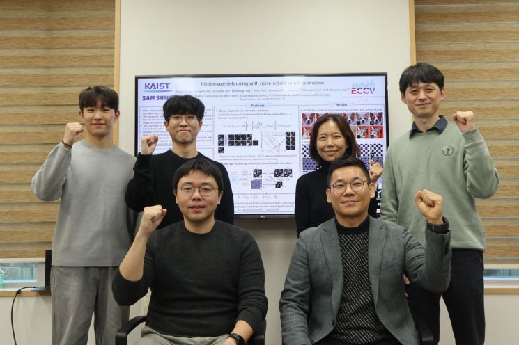 (뒷줄 좌측부터) KAIST 바이오및뇌공학과 이승민 석사과정, 이찬석 박사과정, 삼성전자 DS부문 반도체연구소 차세대공정개발실 임예니 연구원, 강철무 파트장, (앞줄 좌측부터) KAIST 바이오및뇌공학과 장무석 교수, 삼성전자 DS부문 반도체연구소 차세대공정개발실 이명준 상무. KAIST 제공