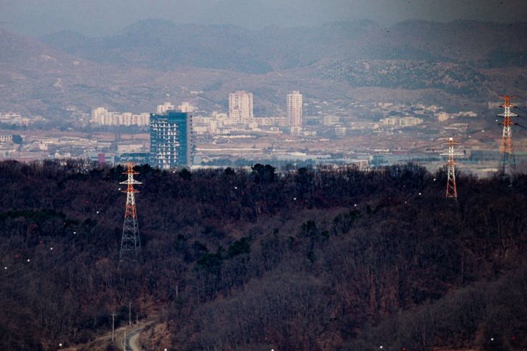 북한, 남측이 지어준 '개성공단 송전탑'까지 철거 착수