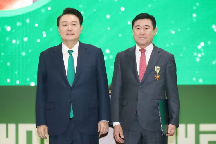 동의대 부동산금융·자산경영학과 김재업 씨, 새마을훈장 근면장 수상