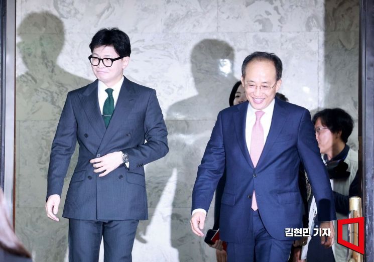 [포토] 회의실 들어서는 한동훈-추경호