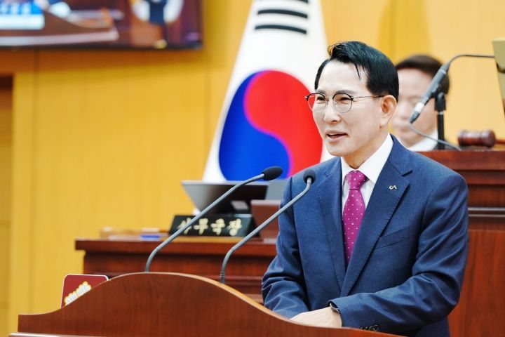 이완섭 충남 서산시장이 25일 서산시의회 본회의장에서 열린 제300회 서산시의회 제2차 정례회에서 내년도 시정 운영 방향을 설명하고 있다. /서산시