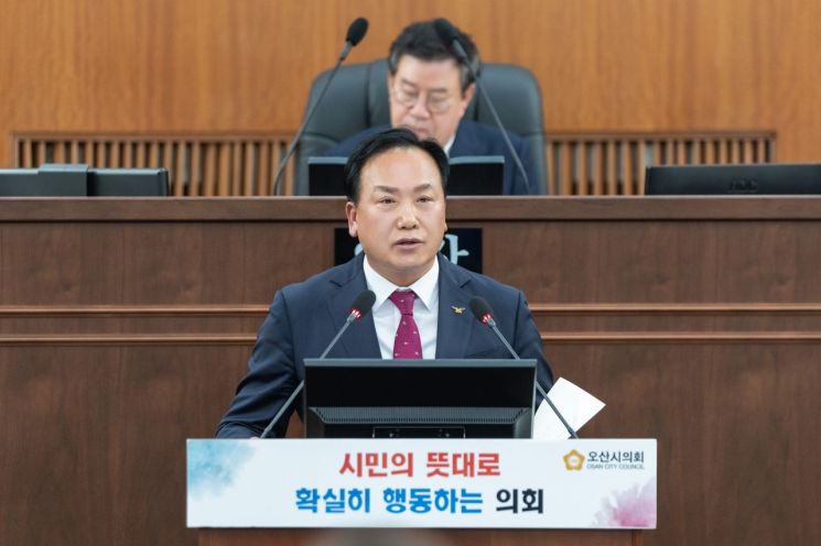 이권재 오산시장이 시의회 본회의에서 내년도 예산안에 대한 시정연설을 하고 있다. 오산시 제공