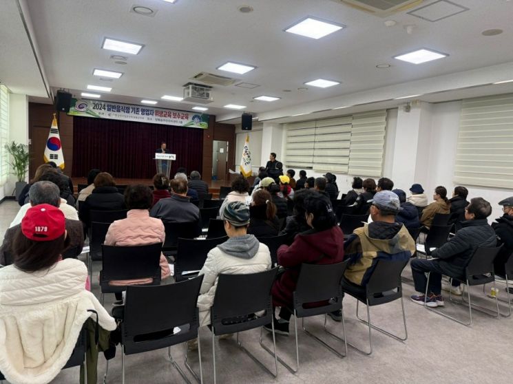 양평군이 지난 20일 양평읍사무소에서 일반음식점 상반기 위생교육 미실시 업소를 대상으로 위생 교육을 진행하고 있다. 양평군 제공