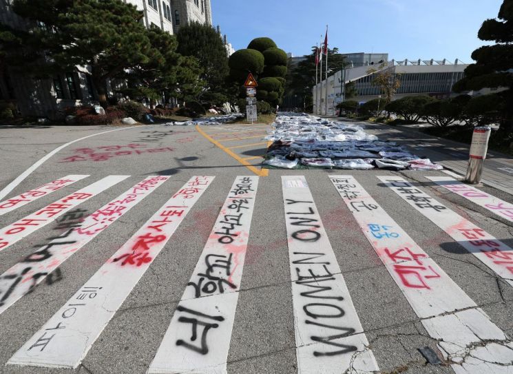 "대리석만 해도 금액 상당"…여대 둘러본 견적업체, 고개 '절래 절래'