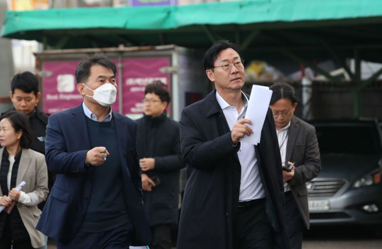 정명근 화성시장이 전날 화재가 발생한 봉담읍 모텔 현장을 방문해 현장 수습 상황을 점검하고 있다. 화성시 제공