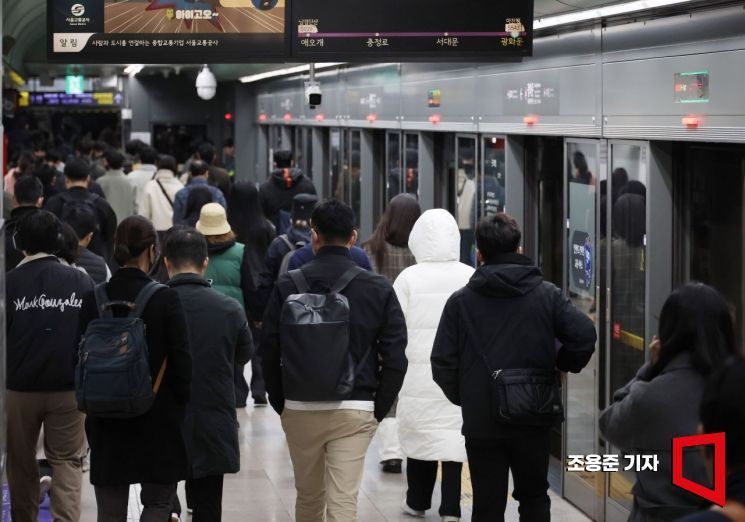 오전 서울지하철 출근길 모습. 기사 중 특정한 표현과 관련 없음. 조용준 기자