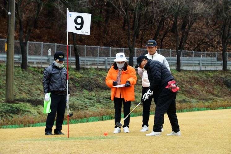 2024 전국 파크골프 왕중왕전 결선 경기가 27일부터 이틀 간 화천군 하남면 산천어 파크골프장에서 열린다. 사진은 지난해 왕중왕전 결선 경기 장면. 사진=화천군청 제공