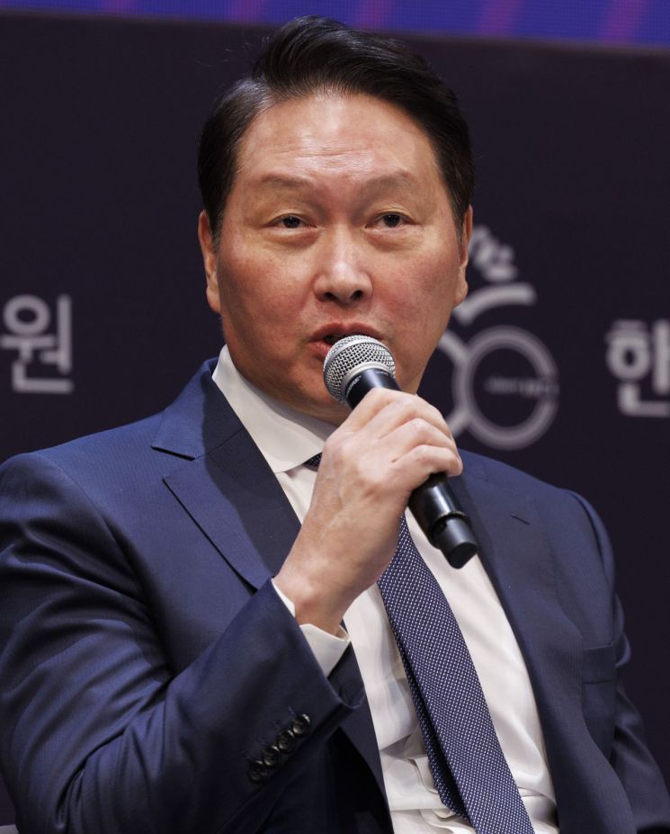 SK 최태원 "AI시대 인재, 문제 파악·방법론 찾는 능력 갖춰야"