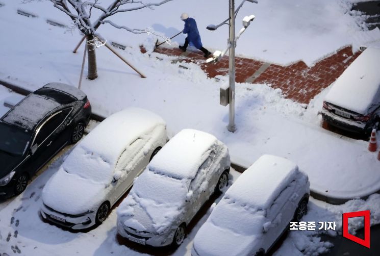 [포토] 밤새 많은 눈, 분주한 제설작업