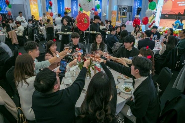 "요트타고 칵테일 대화 나누더니"…서울판 '나는 솔로', 27쌍 커플 탄생