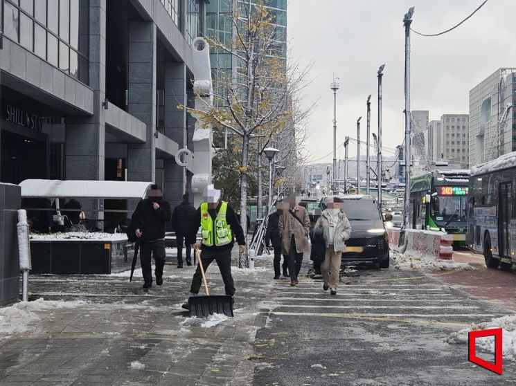 27일 오전 8시께 서울 강남구 테헤란로, 시민들이 얼어붙은 도로 위로 출근길 발걸음을 옮기고 있다. 이지은 기자