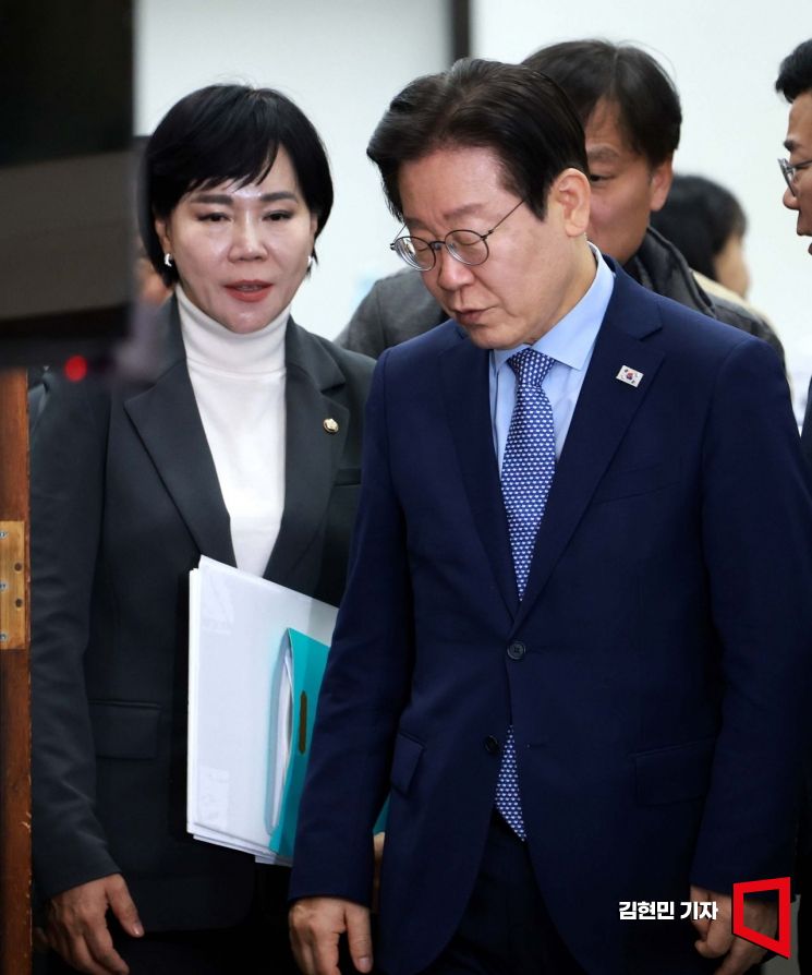 이재명 대통령과 전현희 더불어민주당 의원.
