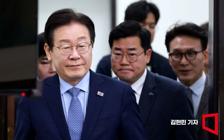 [포토] 회의실 들어서는 이재명