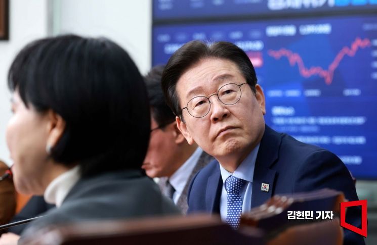 [포토] '위증교사' 관련 자료 보는 이재명 대표