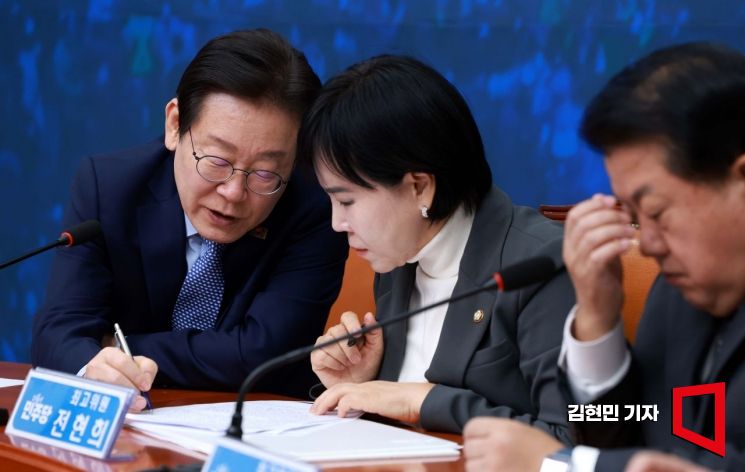 [포토] 전현희 최고위원과 대화하는 이재명 대표