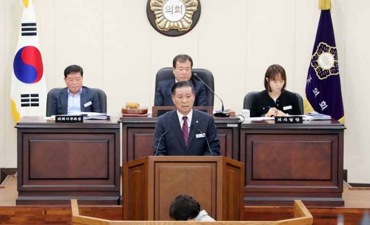 진병영 군수가 제289회 함양군의회 제2차 정례회에서 시정 연설을 하고 있다.